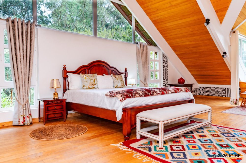 Chez Drocella Eglantine Lodge is a charming guest house featuring well-furnished and comfortable rooms.