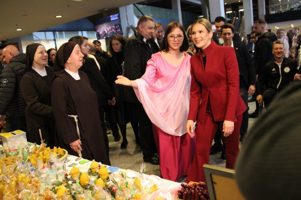 The First Lady of Poland (dressed in red) and the wife of the Rwandan Ambassador to Poland visited organizations supported by SHOM.