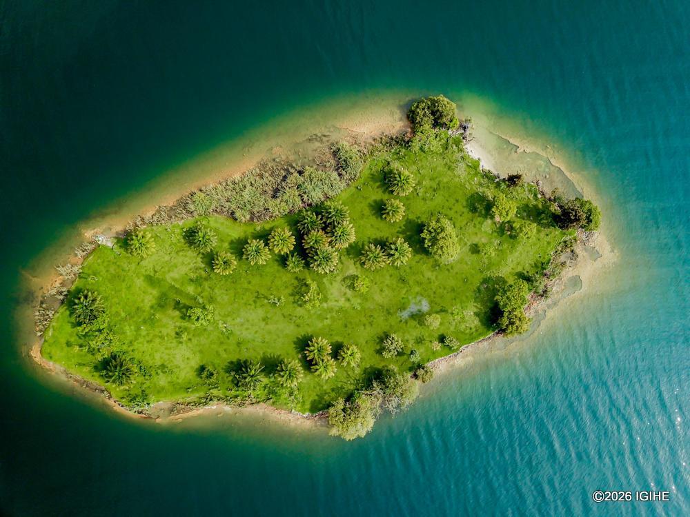 Several islands, including Napoleon Island, are located near Umutuzo Lodge.