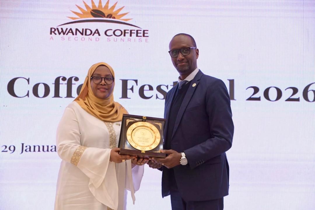 Claude Bizimana, NAEB CEO met with Fatou Harerimana, Rwanda’s High Commissioner to Pakistan, to develop practical strategies for increasing the visibility of Rwandan products and facilitating access to new markets.