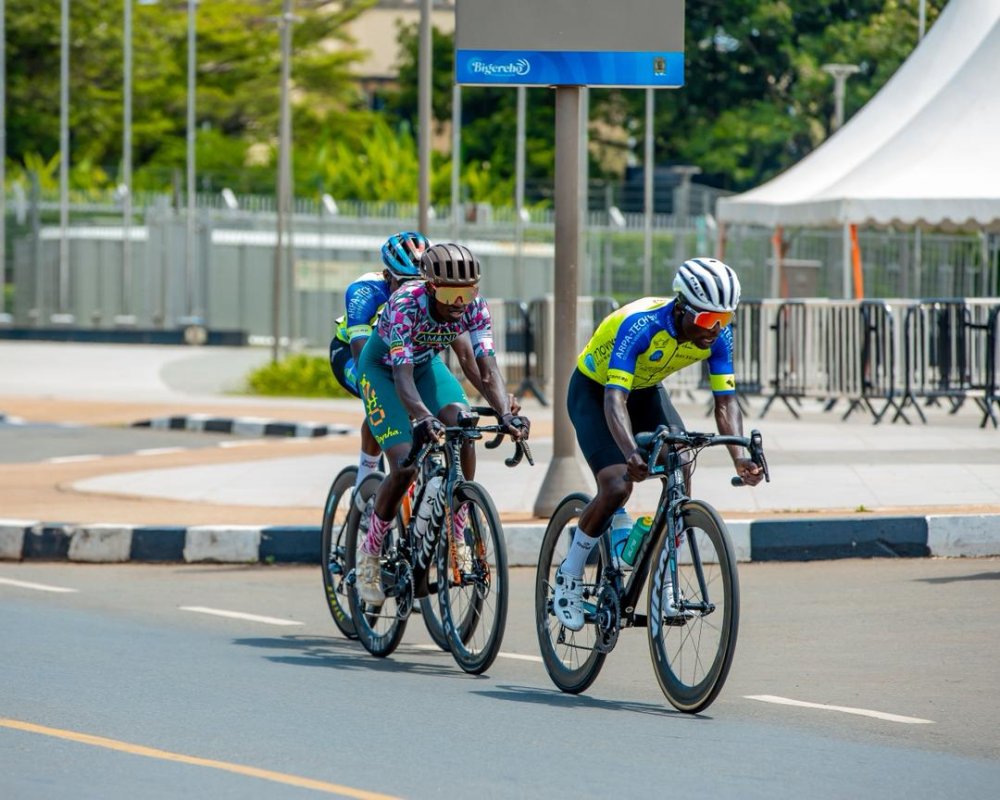 Moïse Mugisha, Samuel Niyonkuru and Eric Manizabayo ride together during the opening lap.