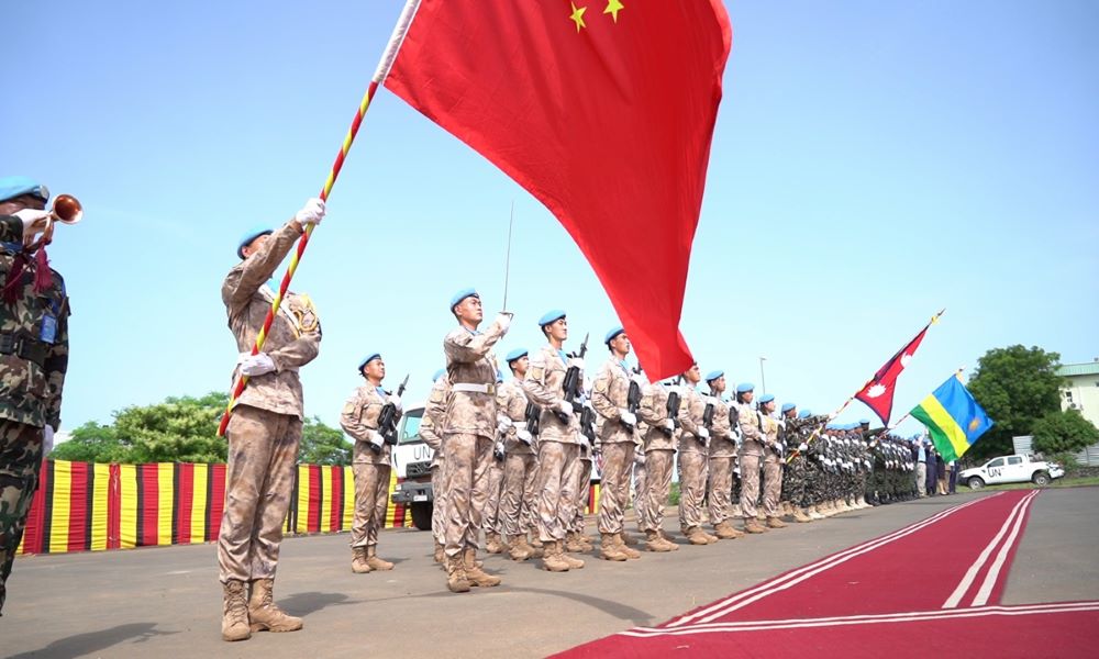 The honor guard of the Chinese peacekeeping infantry battalion is receiving the inspection by the Special Representative of the UN Secretary-General and Head of the United Nations Mission in South Sudan.