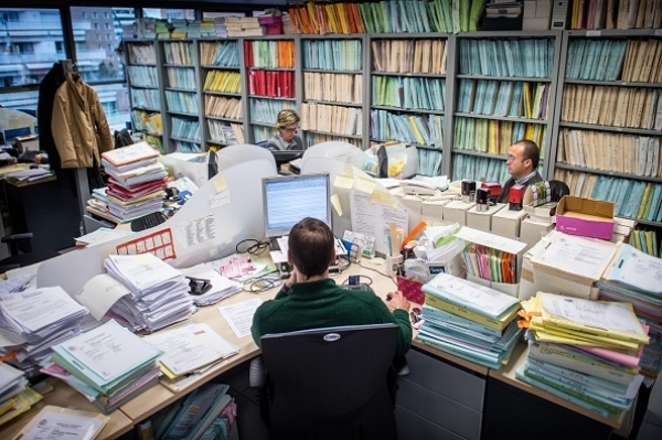 A new study suggests that working on an unclean and unstimulating work place can lead to decline in cognitive function.