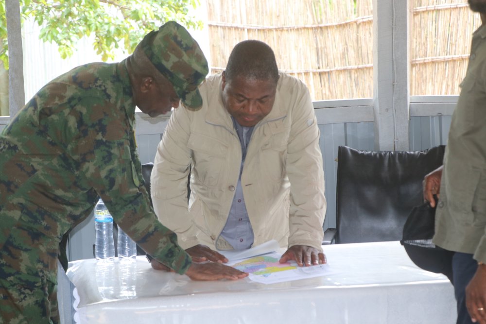 Upon arrival on Thursday 22nd 2024, the President was welcomed by the RDF Army Chief of Staff (ACOS), Maj Gen Vincent Nyakarundi who is in Cabo Delgado province for a tour of duty. 