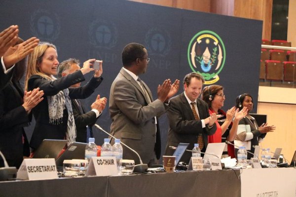 Rwanda's Minister of Natural Ressources, Dr Vincent Biruta with delegates glad for Kigali Amendment to Phase Down HFCs