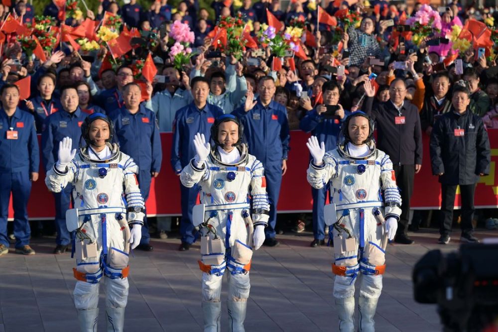 Chinese astronauts Tang Hongbo (R), Tang Shengjie (C) and Jiang Xinlin attend a see-off ceremony at the Jiuquan Satellite Launch Center in northwest China on Oct. 26, 2023. (Xinhua/Li Zhipeng)