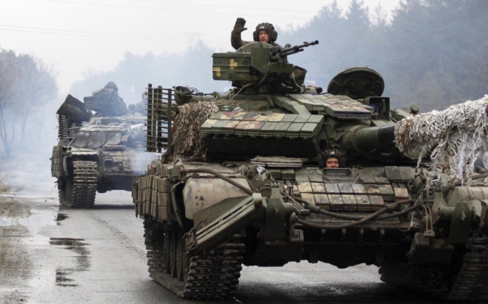 Ukrainian servicemen ride on tanks towards the front line with Russian forces in the Lugansk region of Ukraine on 25th February 2022. Picture: Anatolii Stepanov/AFP