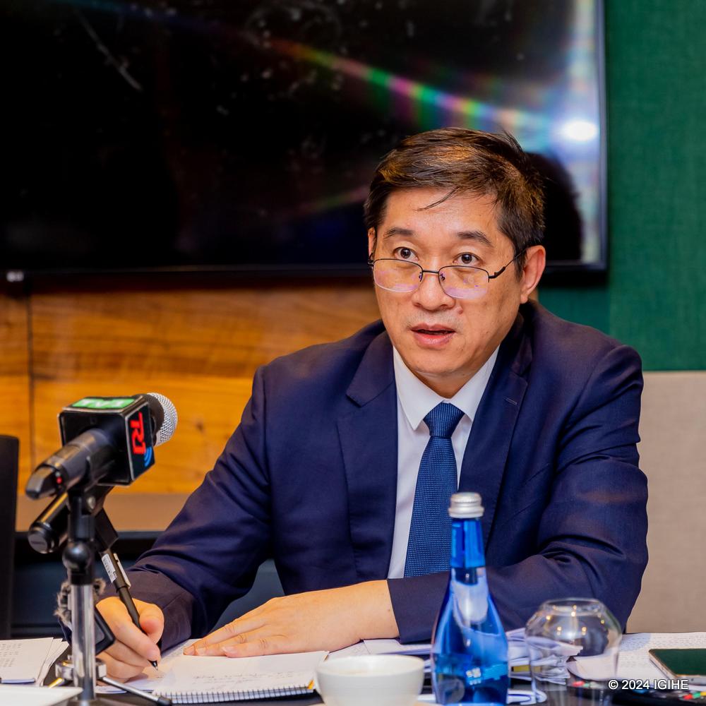 The Economic Counselor at the Chinese Embassy in Rwanda, Gao Zhiqiang, indicated that building a railway in Rwanda would be costly due to the hilly terrain.